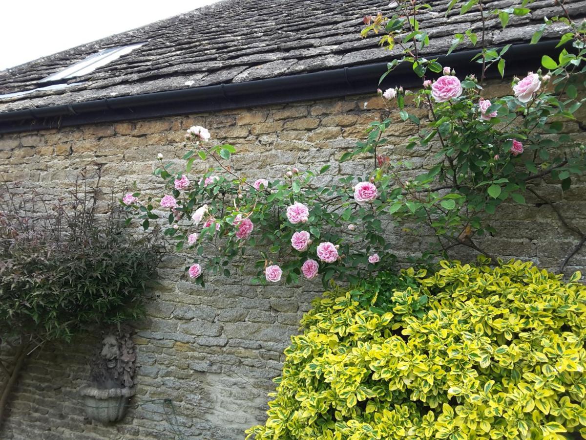 Rose Cottage Shipton Moyne Exteriör bild